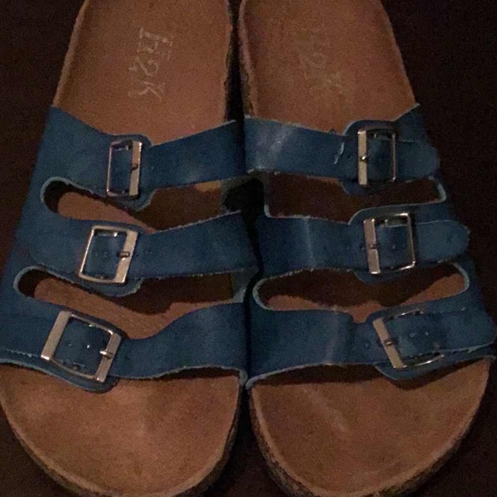 Used women sandals size 8 mint condition need cleaning